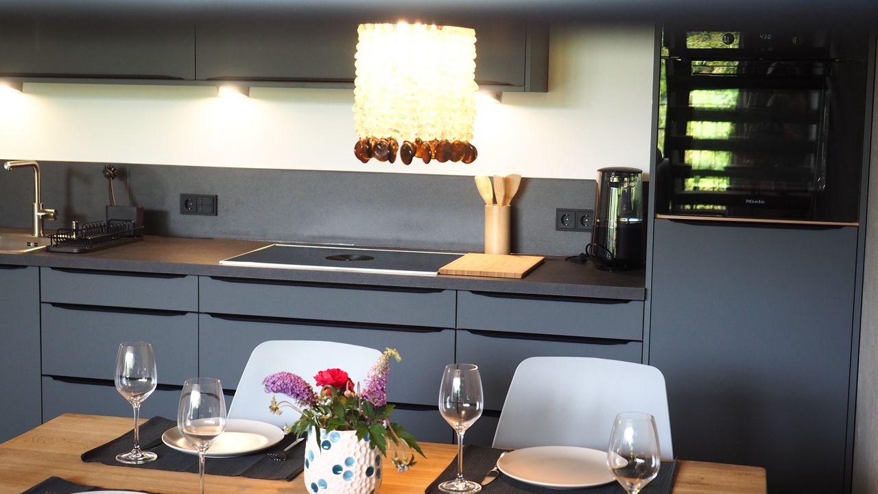 Küchenzeile m. Essen Küchenzeile m. Essen